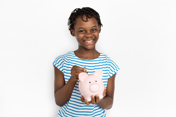72% dos pais afirmam que não fazem investimentos ou poupança para os filhos, aponta Serasa