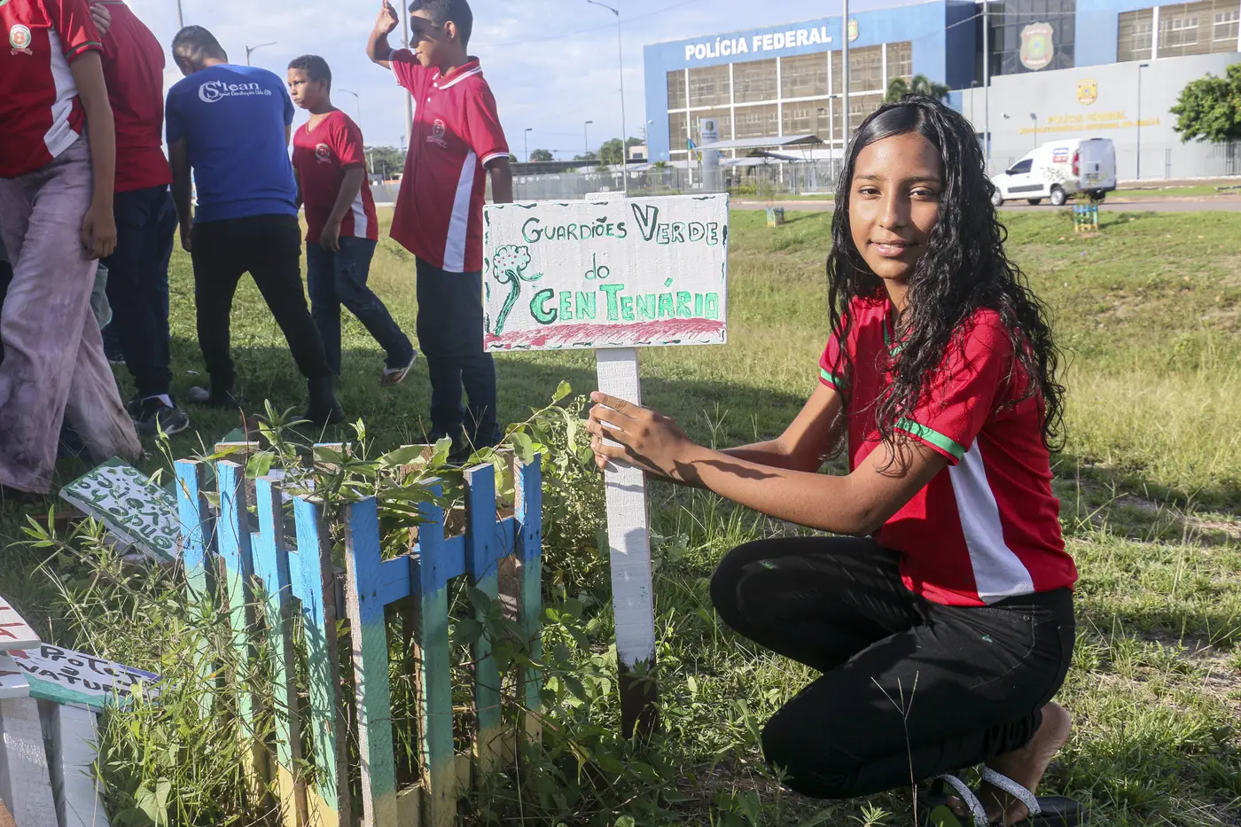 Alunos participam do "Projeto Guardiões Verdes", em ação de educação ambiental do Governo do Amapá na Rodovia do Centenário