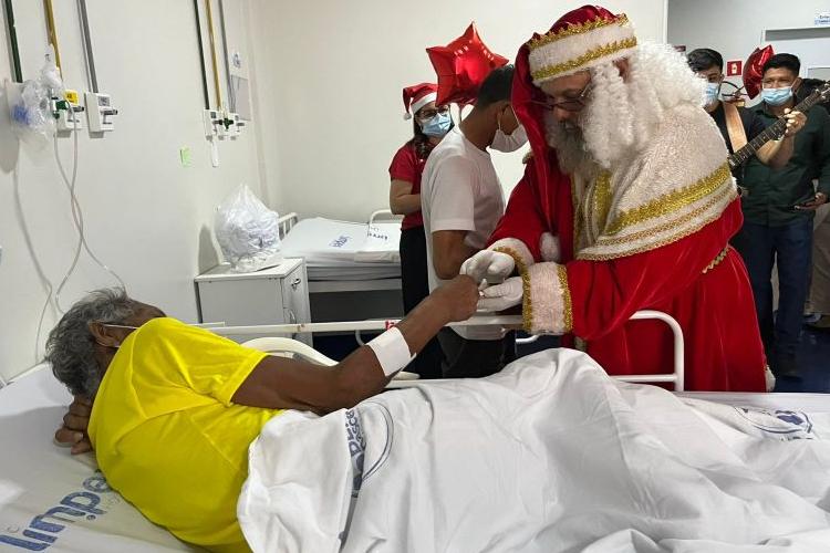 Pacientes de Unidade Estadual de Internação recebem visita especial do Papai Noel, em Macapá