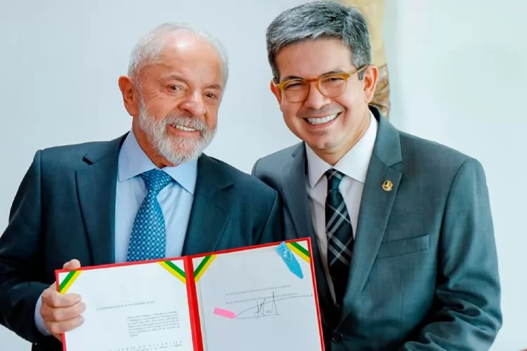 Senador Randolfe Rodrigues celebra sanção de lei histórica que amplia direitos para mais de 600 mil taxistas no Brasil