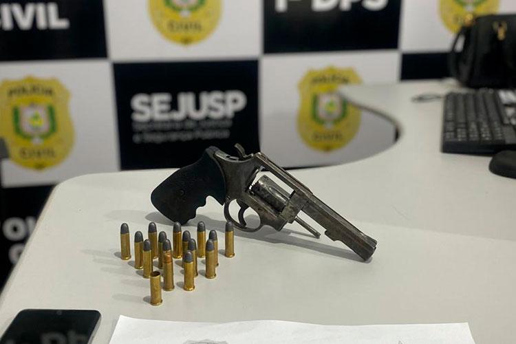 Polícia Civil, com apoio da CIOP/SEJUSP, cumpre dois mandados de prisão e apreende arma de fogo e munições