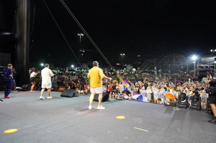 Amapaenses celebram chegada de 2025 com roda de samba e pagode no Réveillon do Amapá