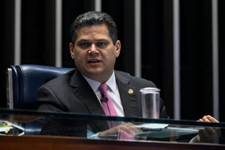 Alcolumbre articula reeleição à presidência do Senado em 2027