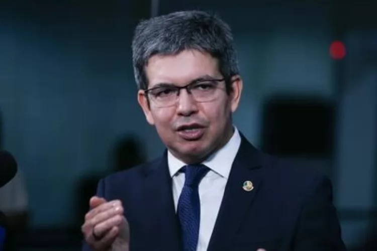 Randolfe reforça confiança em votação do fim da escala 6x1 antes das eleições