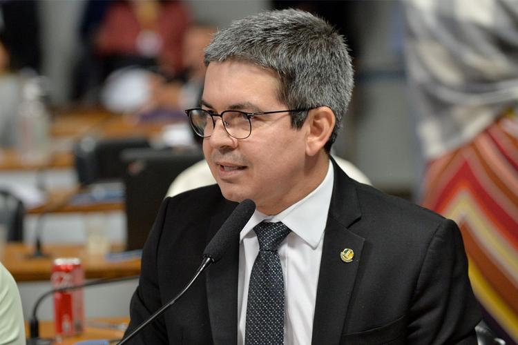 Projeto de Randolfe proíbe tarifas bancárias em instituições públicas de ensino