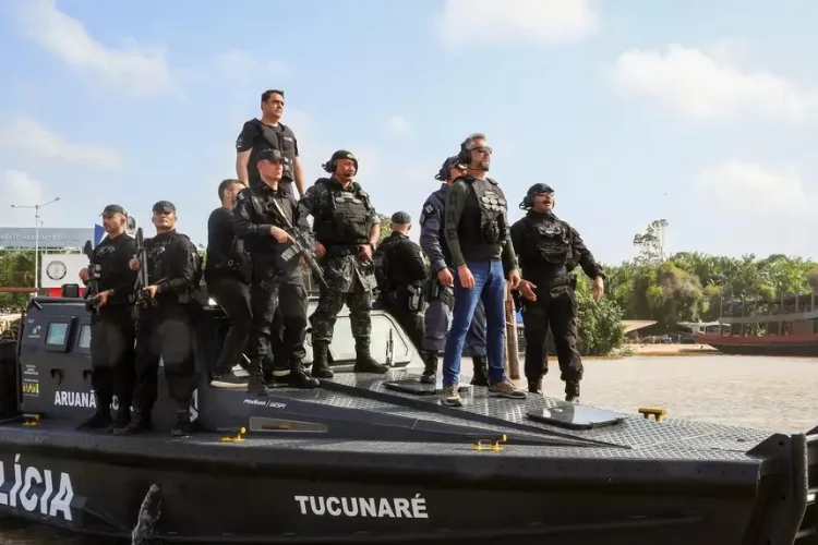 “Tanque fluvial”: Clécio entrega lancha blindada para reforçar segurança nos rios do Amapá