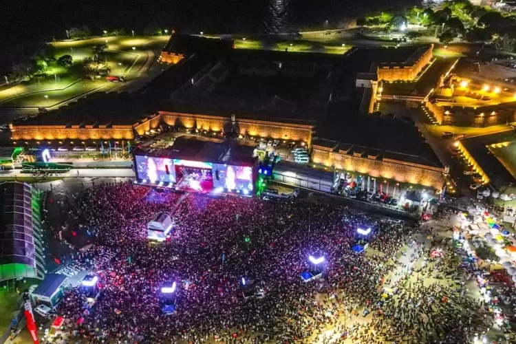 No Maior Réveillon da Amazônia - Amapá 2026, Anitta faz história ao reunir 225 mil pessoas em Macapá e 58 mil visualizações no YouTube