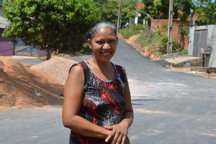 'Foram 14 anos de espera', diz moradora da Zona Oeste de Macapá ao ver asfaltado chegar na rua onde mora