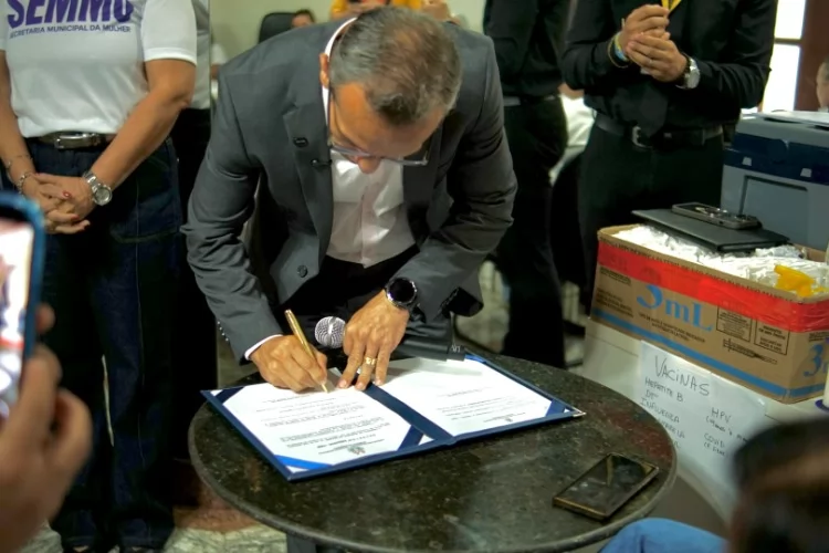 Prefeito PEDRO DALUA assina Lei Complementar que integra CRAM à Secretaria Municipal da Mulher
