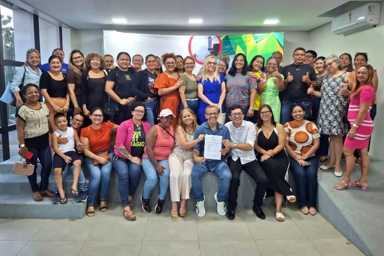 Prefeito Pedro DaLua assina Decreto de Adicional de Interiorização e põe fim à incerteza dos professores sobre receber o benefício