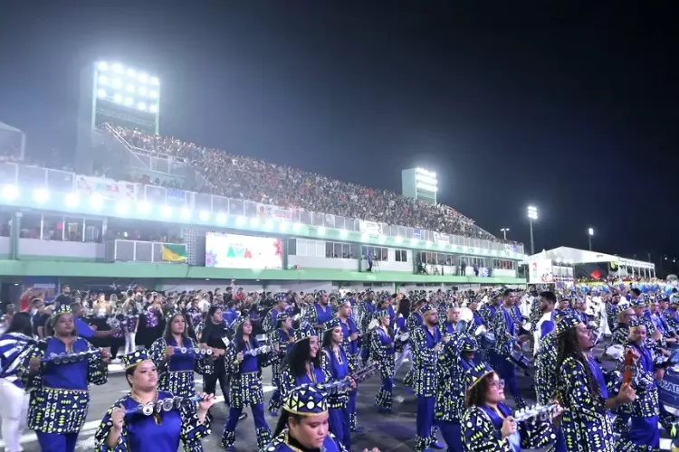 Arquibancadas gratuitas fortalecem presença popular no primeiro dia de desfiles no Sambódromo de Macapá