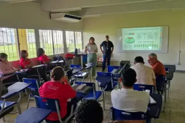Governo do Amapá reúne coordenadores do ensino médio modular para alinhar indicadores educacionais e o atendimento especializado