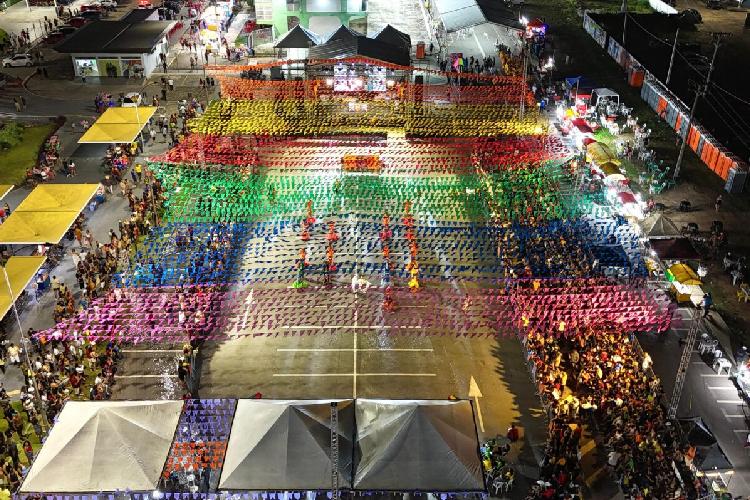 Primeira noite do Arraiá du Parque Meio do Mundo encanta com quadrilhas juninas estilizadas