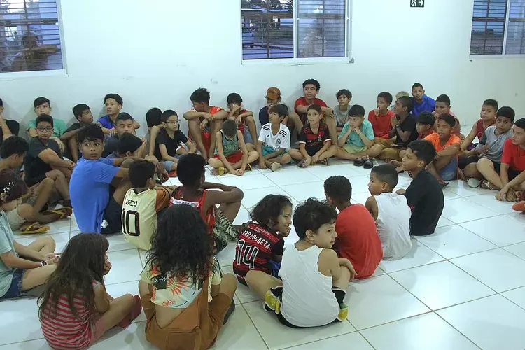 Governo do Amapá realiza aula inaugural de projetos de capoeira e futebol para crianças e adolescentes do Residencial Miracema, em Macapá