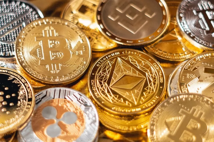 Crime com criptomoedas cresce 155% em 2025, com endereços ilícitos recebendo mais de US$ 145,9 bilhões