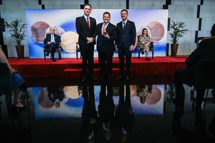 Como ex-presidente do Senado Federal, Davi Alcolumbre recebe medalha comemorativa aos 200 anos da Casa