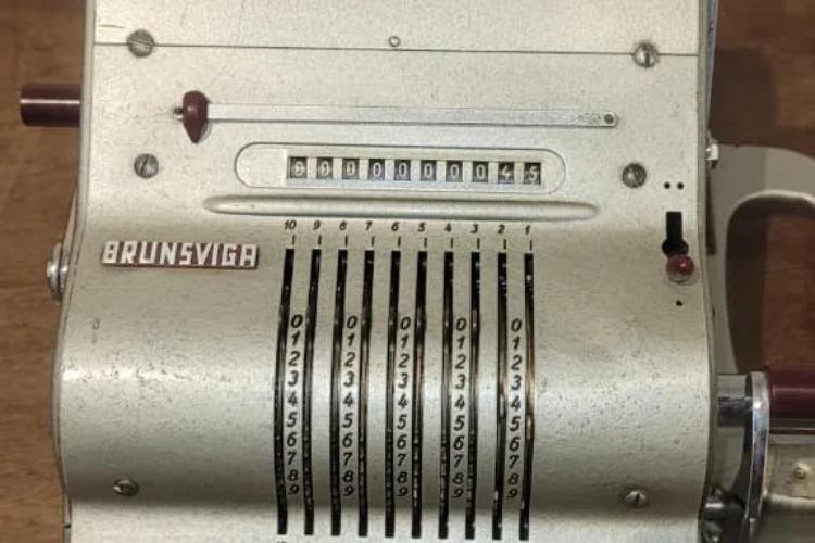 Museu de Computação do ICMC trabalha na restauração de mais de 100 calculadoras mecânicas de seu acervo