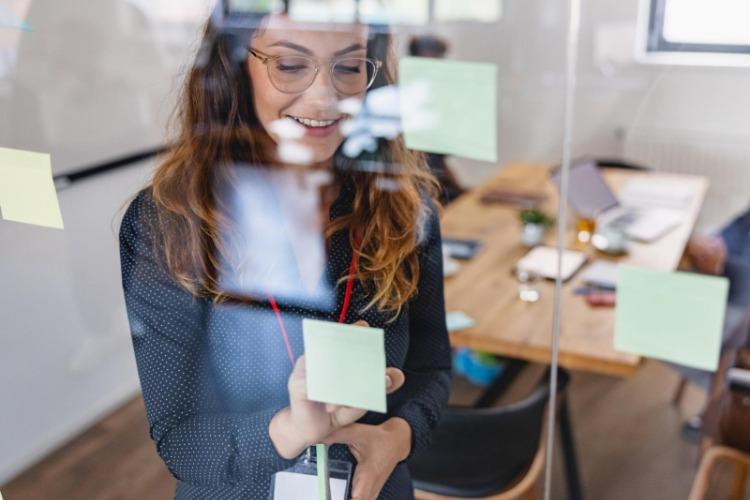 Santander X oferece programa global gratuito para incentivar universitários a transformar ideias em projetos reais 