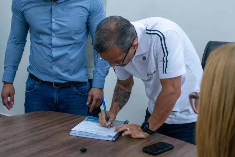Após anos de espera, comissão entrega ao prefeito Pedro DaLua minuta de atualização do PCCR da Educação