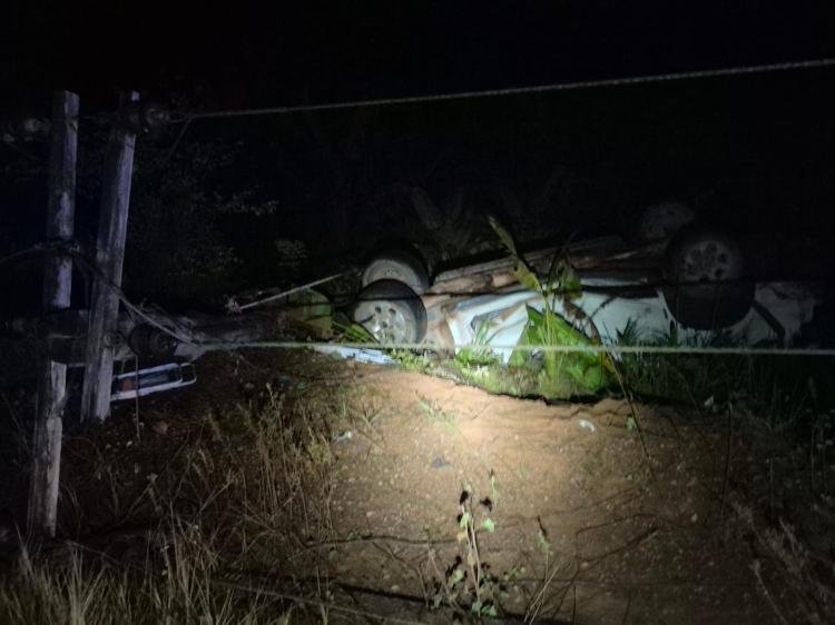 Passageiro morre após caminhonete sair da pista e bater contra poste na BR-210, no Amapá