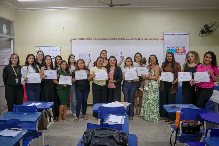 Mulheres do Residencial Macapaba recebem certificação profissional em epilação ao concluírem curso do Governo do Amapá