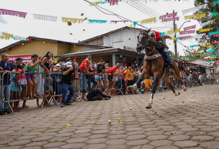 Festa de São Tiago: público se diverte ao atirar bagaços de laranjas na passagem do 