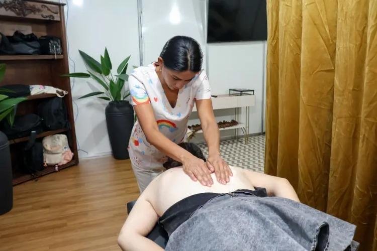 Expofeira 2026: atendimento de fisioterapia ajuda profissionais da comunicação a aliviar tensão durante rotina intensa