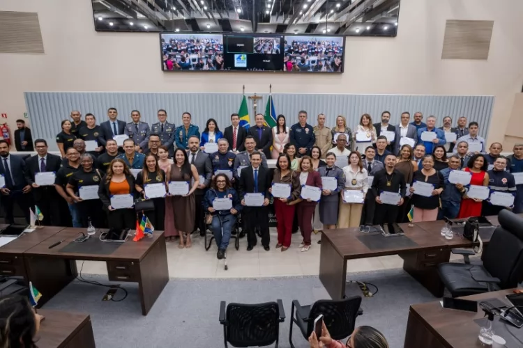 Deputado Coronel Flexa homenageia agentes da segurança no Amapá