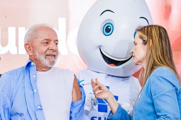 “Vacinas evitam doenças que podem matar”, diz Lula ao ser imunizado contra a gripe