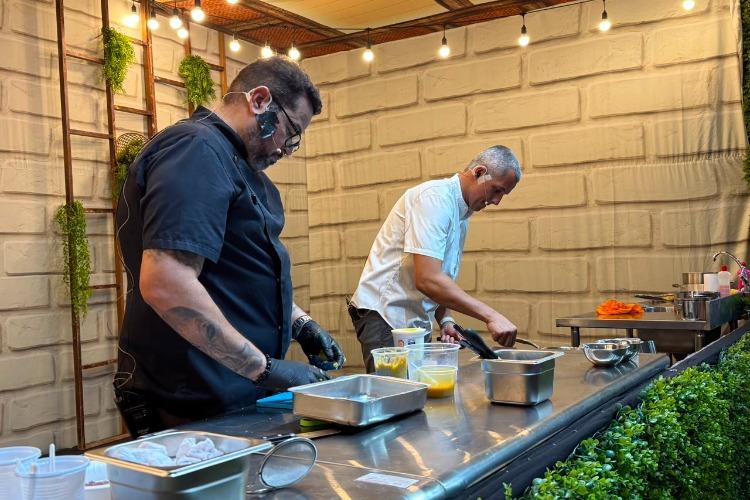Chefs Rafa Gomes e Sérgio Jucá inspiraram nas oficinas da Cozinha Show na 3ª Feira Internacional de Oiapoque