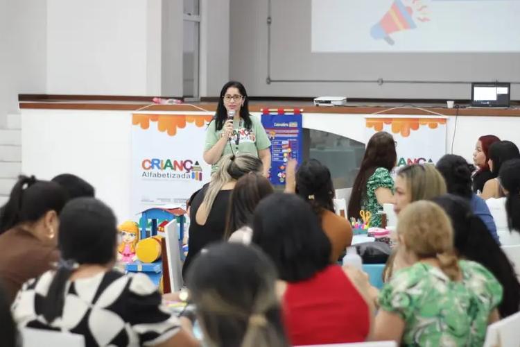 Governo do Estado capacita profissionais da educação infantil do Programa Criança Alfabetizada, em Macapá