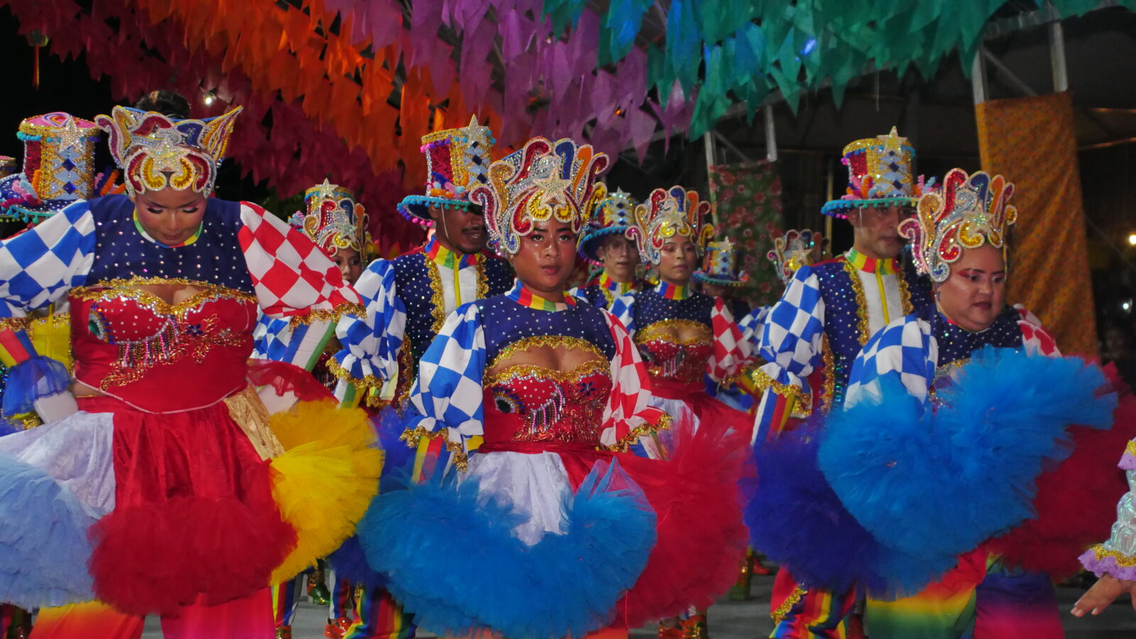 Brilho e emoção das quadrilhas estilizadas marcam a abertura da terceira noite do V Arraiá da Prefeitura de Macapá