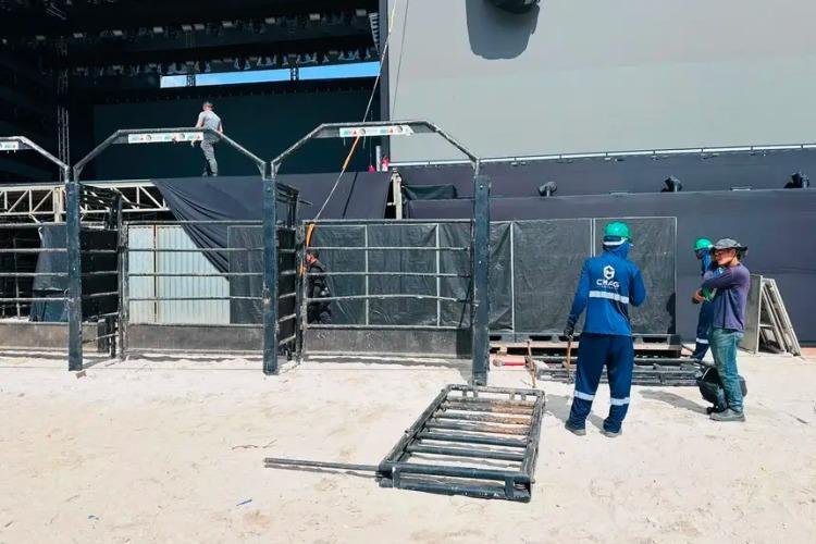 Expofeira 2026 inicia competições de rodeio com 16 peões na arena