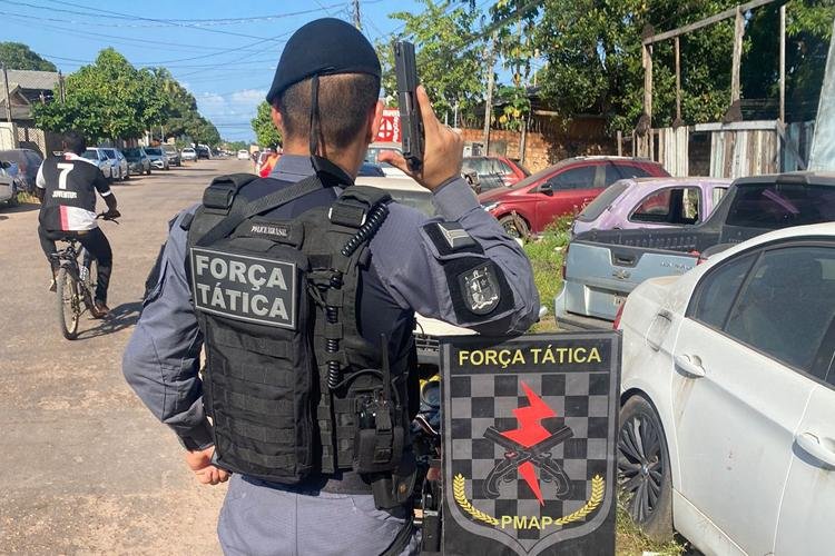 Força Tática recupera moto roubada e prende infratores com entorpecentes na zona sul