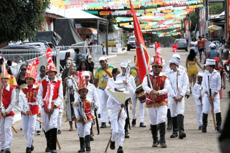 Encenação da batalha entre mouros e cristãos pelas crianças marca encerramento da Festa de São Tiago