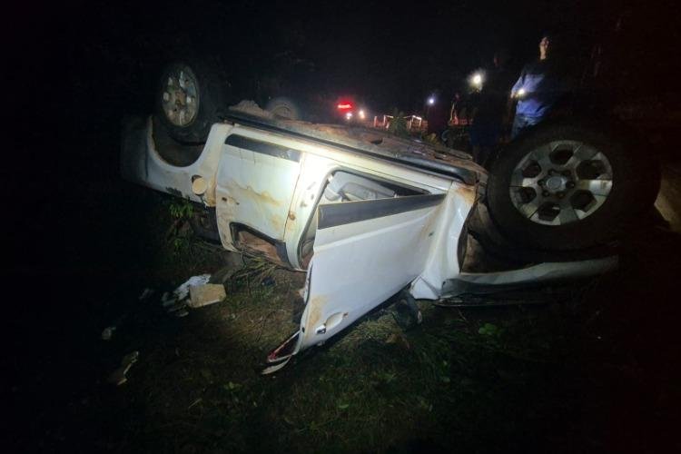 Passageiro morre após caminhonete sair da pista e bater contra poste na BR-210, no Amapá