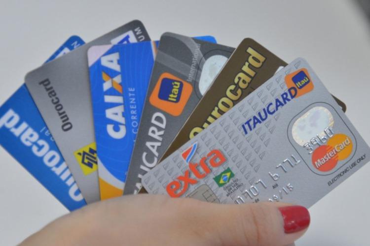 Quase metade dos brasileiros afirmam não conseguir manter o padrão de vida sem crédito