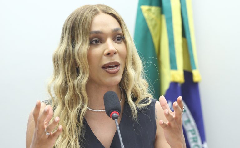 Comissão aprova vantagem em licitações para empresas que empregam mulheres vítimas de violência - Notícias