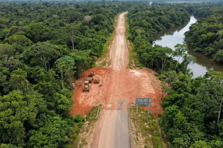 Rodovia BR-156 atravessa gerações sem conclusão e expõe gargalo logístico no Amapá