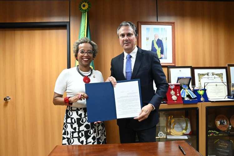 MEC lança programa Escola das Adolescências