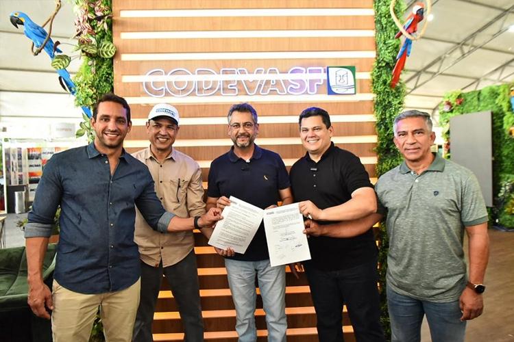 Governador Clécio Luís firma cooperação técnica para asfaltar linhas B, C e F da Rodovia AP-440, em Macapá