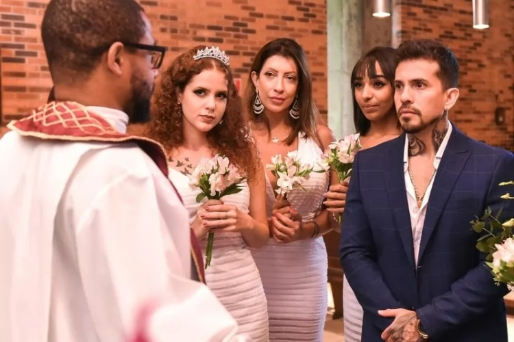 Influenciador poliamorista diz que foi cobrado por não fazer sexo no primeiro encontro