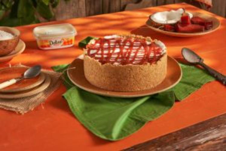 Receita de Torta de Sorvete de Tapioca com Coco e Calda de Goiabada