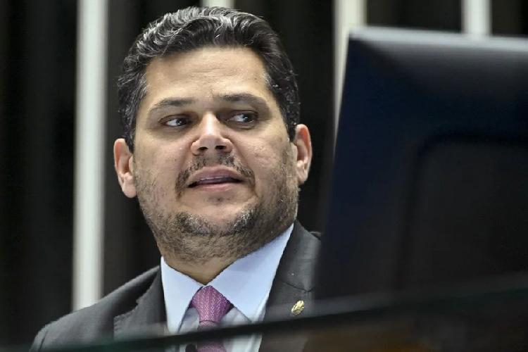 Alcolumbre propõe facilitar exploração de petróleo na Foz do Amazonas