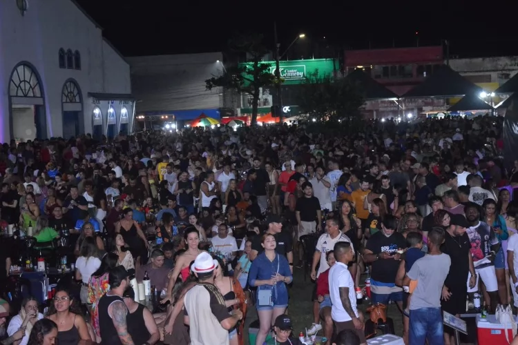 Fundo de Quintal embala multidão e consolida o sucesso da segunda noite do "Fim de Semana do Trabalhador"