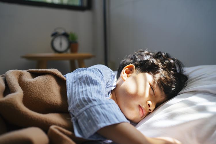 Volta às aulas: como ajustar o sono da criançada após as férias?