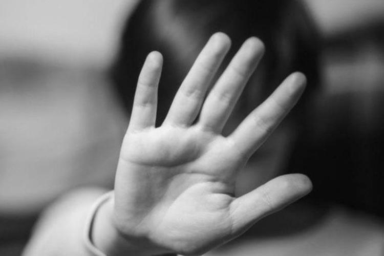 Homem abusa de criança e é agredido por mulher