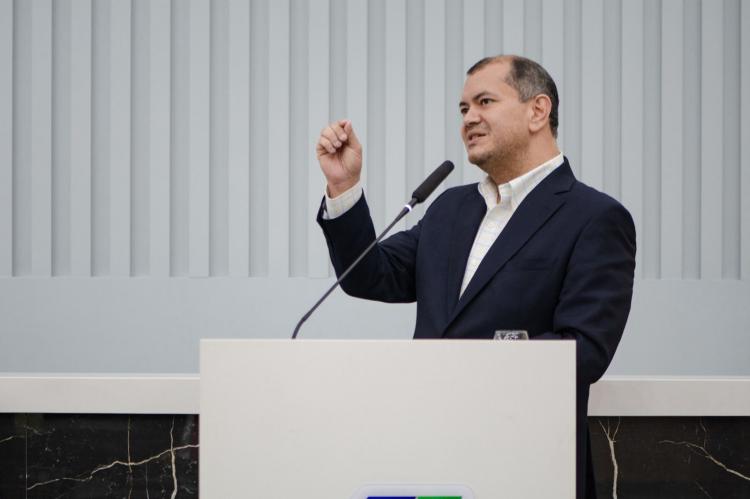 Júnior Favacho solicita revitalização das faixas de estacionamento para idosos em frente aos supermercados
