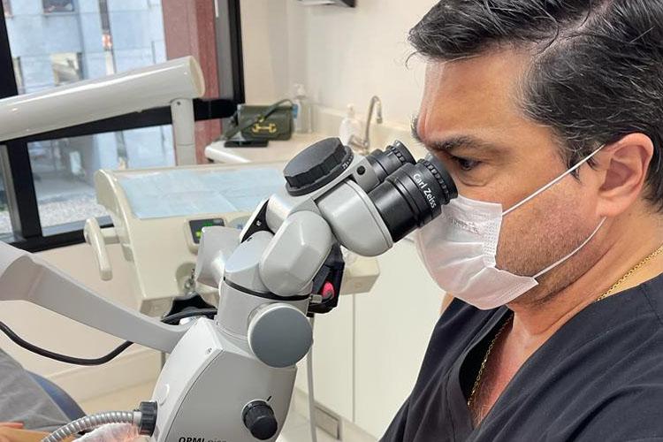 Roer gelo para fugir do calor pode danificar os dentes e causar dor profunda