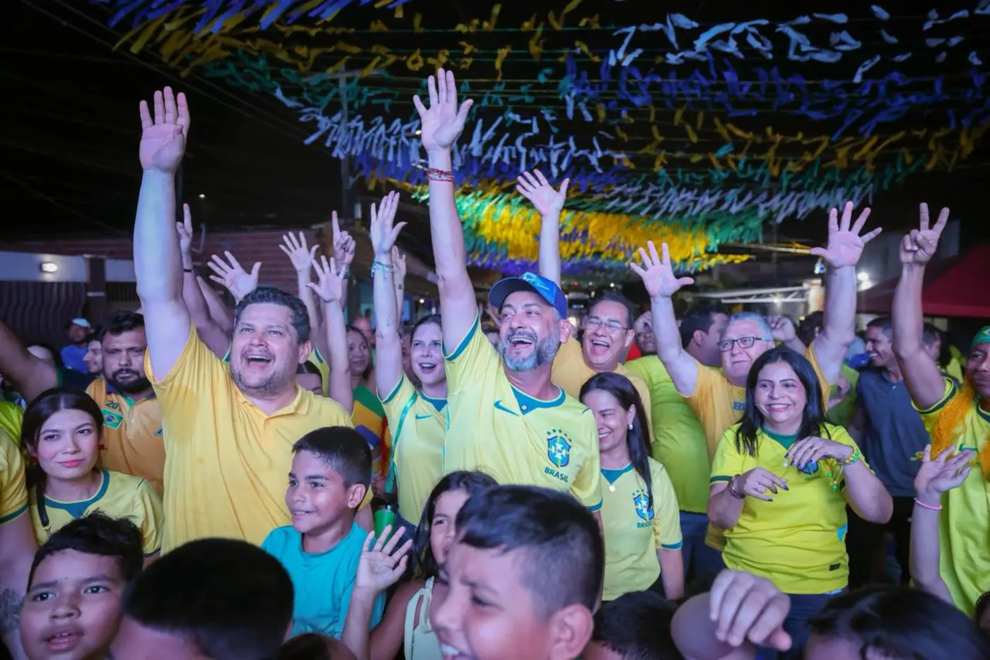 Com telões nas comunidades, governador Clécio acompanha estreia do Brasil na Copa do Mundo: ‘todo mundo feliz e torcendo junto’